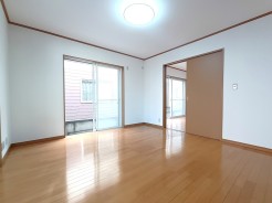 2階洋室8帖＋クローゼット収納付き
スライドドアを開けると2部屋続きの、開放感あるお部屋としても利用ができます。