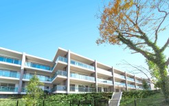 2013年10月に竣工したアクアテラス大磯 松憬の邸は海まで徒歩2分、3階建てのタイル貼りのマンションです。第一種低層住居専用地域に建ち国道からの広々としたアプローチで邸宅を思わせるエントランスが出迎えてくれます。