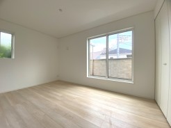 バルコニーへ直結した居室は、自然光をたっぷり取り入れることができます。大きな窓やスライディングドアを通じて、明るく開放的な空間が提供されます。
