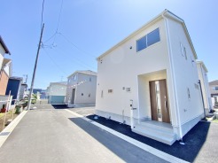 4号棟 閑静な住宅街に佇む青々としたお空が印象的な新築住宅。全棟駐車2台可能となっております。（車種による）