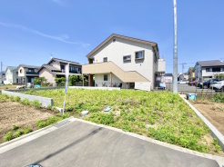 土地40坪越えの広々とした住宅になります。住宅前の前面道路４．５ｍ幅ございますので、お車の運転が少し心配な方でも比較的落ち着いて駐車することが出来そうです。