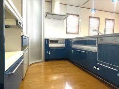 青色がおしゃれなシステムキッチンには食洗器があります♪