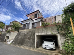 閑静な住宅街でプライバシーの確保もしっかりと行うことができる住宅となっております。