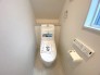 2号棟 落ち着いたトイレは、リラックスできる場所として機能します。緊張やストレスを解消し、心地よい時間を過ごす場所として利用できます。ゆったりとしたトイレの環境は、日常生活での疲れを癒すのに役立ちます。
