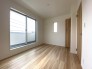 1号棟 バルコニーへ直結した居室は、自然光をたっぷり取り入れることができます。大きな窓やスライディングドアを通じて、明るく開放的な空間が提供されます。
