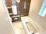 2号棟 ■浴室乾燥機付きユニットバス
ユニットバスは全てが浴室のために設計されているため、掃除のしやすさやカビの生えにくさ汚れにくさに特化しています。 素材は汚れが付きにくいものが使用され、お手入れが最小限に抑えられる浴室となっております。
