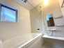 浴室は白を基調とした中に、オシャレな壁を採用することで、明るい上で落ち着く空間を実現しております。日々の疲れをこちらの浴室で癒してくださいませ。