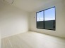 2号棟 バルコニーへ直結した居室は、自然光をたっぷり取り入れることができます。大きな窓やスライディングドアを通じて、明るく開放的な空間が提供されます。
