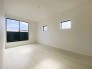 バルコニーへ直結した居室は、自然光をたっぷり取り入れることができます。大きな窓やスライディングドアを通じて、明るく開放的な空間が提供されます。

