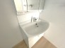 ■三面鏡洗面台　シャワーヘッド付き
三面鏡は真正面から見ただけでは気付けない色んな角度から確認でき、収納スペースが豊富であるということがメリットです。
また、シャワーヘッド付きの水栓です。