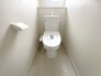 1号棟 落ち着いたトイレは、リラックスできる場所として機能します。緊張やストレスを解消し、心地よい時間を過ごす場所として利用できます。ゆったりとしたトイレの環境は、日常生活での疲れを癒すのに役立ちます。


