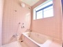 美しく洗練されたデザインの浴室は、居心地の良い空間を提供しリラックスしたシャワータイムを楽しむことができます。こちらの浴室で日々の疲れを癒してください。