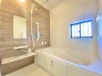 浴室は白を基調とした中に、の壁を採用することで、明るい上で落ち着く空間を実現しております。日々の疲れをこちらの浴室で癒してくださいませ。

