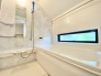 浴室は白を基調とした中に、タイル調の壁を採用することで、明るい上で落ち着く空間を実現しております。日々の疲れをこちらの浴室で癒してくださいませ。