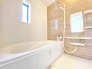 浴室は白を基調とした中に、茶色の壁を採用することで、明るい上で落ち着く空間を実現しております。日々の疲れをこちらの浴室で癒してくださいませ。