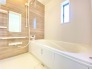 2号棟 浴室は白を基調とした中に、茶色の壁を採用することで、明るい上で落ち着く空間を実現しております。日々の疲れをこちらの浴室で癒してくださいませ。 2024/05/05m