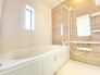 浴室は白を基調とした中に、茶色の壁を採用することで、明るい上で落ち着く空間を実現しております。日々の疲れをこちらの浴室で癒してくださいませ。

