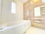 浴室は白を基調とした中に、茶色の壁を採用することで、明るい上で落ち着く空間を実現しております。日々の疲れをこちらの浴室で癒してくださいませ。