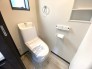 1号棟 落ち着いたトイレは、リラックスできる場所として機能します。緊張やストレスを解消し、心地よい時間を過ごす場所として利用できます。ゆったりとしたトイレの環境は、日常生活での疲れを癒すのに役立ちます。
