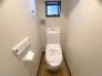 2号棟 落ち着いたトイレは、リラックスできる場所として機能します。緊張やストレスを解消し、心地よい時間を過ごす場所として利用できます。ゆったりとしたトイレの環境は、日常生活での疲れを癒すのに役立ちます。
