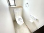 ウォシュレット付きのトイレは１階と２階の各階に完備しております。新設ならではの清潔感と快適さを体現。家族全員が快適に利用するため、一人一人が落ち着ける大切な場所です。