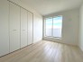 3号棟 バルコニーへ直結した居室は、自然光をたっぷり取り入れることができます。大きな窓やスライディングドアを通じて、明るく開放的な空間が提供されます。