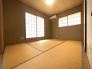 2階6帖和室のお部屋には物入と押入れ収納があり、2つの部屋を行き来できる続きバルコニーに出ることができます。