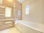 6号棟 浴室は白を基調とした中に、木目調の壁を採用することで、明るい上で落ち着く空間を実現しております。日々の疲れをこちらの浴室で癒してくださいませ。